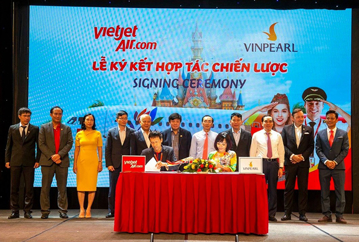 Lễ ký kết hợp tác chiến lược giữa Vietjet Air và Vinpearl tại sự kiện mở đường bay Phú Quốc (Kiên Giang) với 5 địa phương (Thanh Hóa, Nha Trang, Đà Lạt, Huế và Cần Thơ). Ảnh: Thanh Phong
